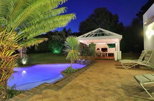 Constantia Villa | Situated in the Constantia Valley bordering the world famous G. C. vineyards