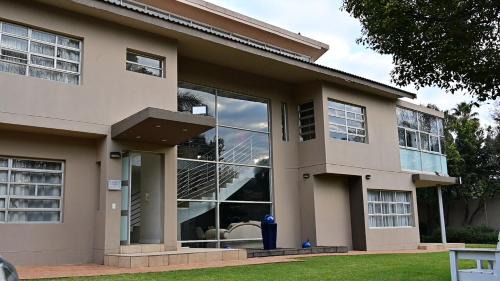 Northcliff House | Sizanazo Guest House - Family Suite