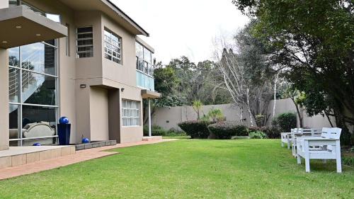 Northcliff House | Sizanazo Guest House - Family Suite
