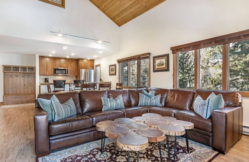 Beaver Creek Condo | Ski-In/Out, Top Floor, Corner Unit, Short Walk to Village & Ski School, Hot Tub