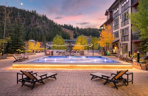 Winter Park House | Ski In Out Village Condo 4474 I Huge Hot Tub I Great Views I Heated Garage I Discounted Attractions