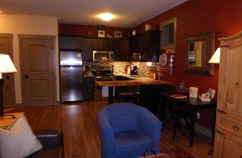 Sun Peaks Ski Chalet | Ski In/ski Out & Snowmobile Parking,1bedroom Suite Mountain View Home