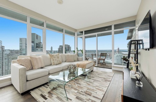 Downtown Vancouver Apartment | Sky-High Luxury in Vibrant Yaletown Hub WaterViews