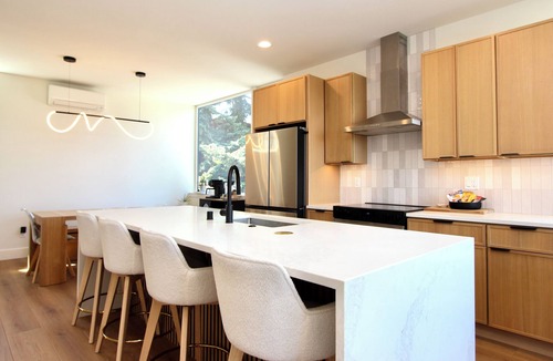North Admiral House | Skyline Rooftop Lounge, BBQ + Fire Pit, Near FIFA, with AC!