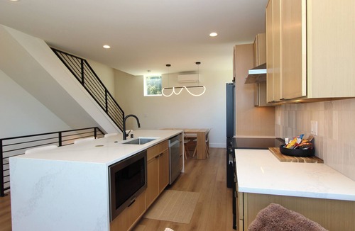 North Admiral House | Skyline Rooftop Lounge, BBQ + Fire Pit, Near FIFA, with AC!