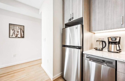 Mount Vernon Square Villa | Sleeps 12 Downtown Entire home with rooftop
