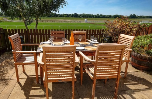Stratford-upon-Avon House | Sleeps 6, Parking, Great View. 3 Bedrooms, 4 beds, easy walk to town centry