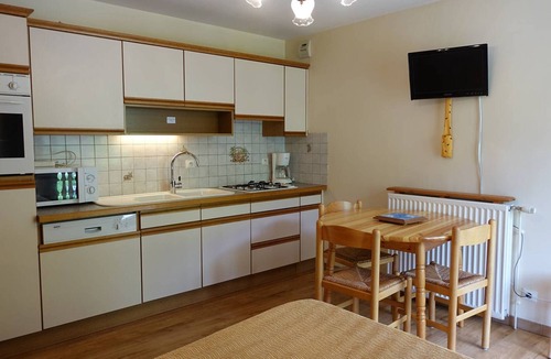Beaufort Apartment | Slope-Side 2-Star Apartment for 4 with Balcony, Parking, and Wi-Fi in Beaufort