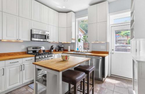 Capitol Hill Apartment | Sojourn Lovely Hill Family Home with Backyard near DC Icons