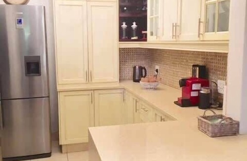 Greater Johannesburg Metropolitan Area House | Solar Power|150m to 4th Ave shops|Pool|Fireplace