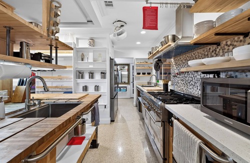 Victoria Park House | Spa, Game Room, Firepit, EV Charger | Near Las Olas | Casa Pineapple Social
