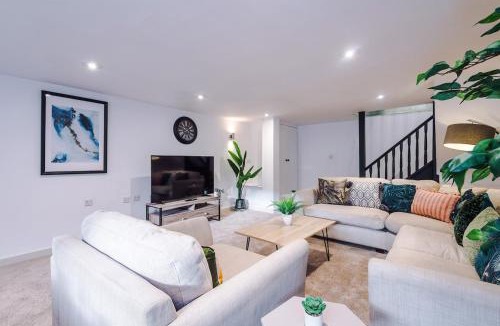 Lillington House | Spa Lodge - Stunning 3Bed Oasis, Driveway Parking, Garden