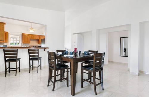 George Hill Apartment | Spacious 3-bedroom, 2-bathroom apartment with AC in The Valley