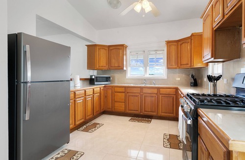 George Hill Apartment | Spacious 3-bedroom, 2-bathroom apartment with AC in The Valley