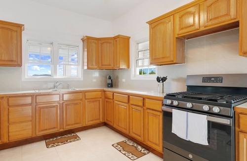 George Hill Apartment | Spacious 3-bedroom, 2-bathroom apartment with AC in The Valley