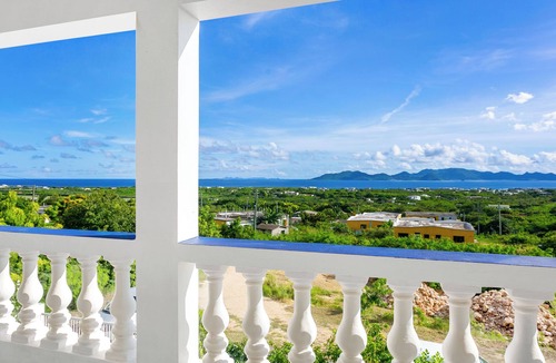 George Hill Apartment | Spacious 3-bedroom, 2-bathroom apartment with AC in The Valley