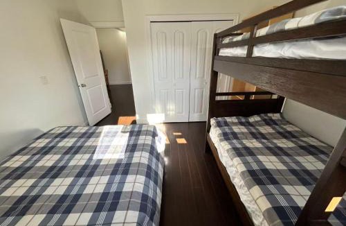 Burnaby House | Spacious 3 Bedroom Suite in Burnaby Free Parking, Full Kitchen, Near Transit