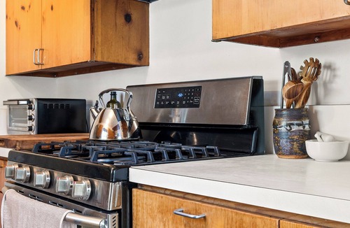 Topanga House | Spacious 3BR/2BA Topanga Home – Nature Retreat w AC and Laundry