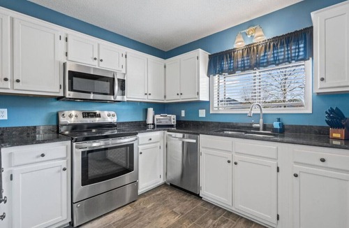Little River Apartment | Spacious 3BR/3BA Townhome w/1st Floor master