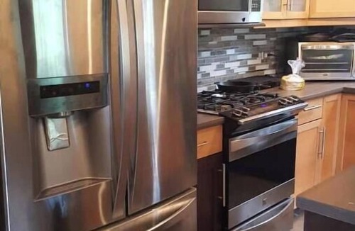 Hammond House | Spacious 4 bedroom with studio and updated kitchen