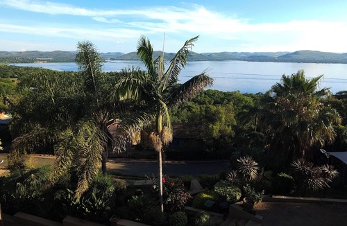 Schoemansville House | Spacious 4-bedroom house in beautiful Hartbeespoort with AC