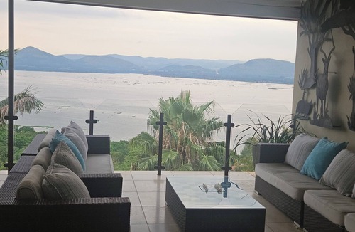 Schoemansville House | Spacious 4-bedroom house in beautiful Hartbeespoort with AC