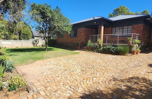 Greater Johannesburg Metropolitan Area House | Spacious 5-bedroom house in the Heart of Linden with swimming pool