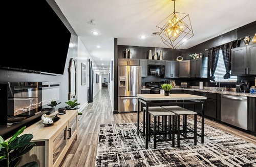 Saint Claude Apartment | Spacious 5BR NOLA Loft, Perfect for Groups, King Bed