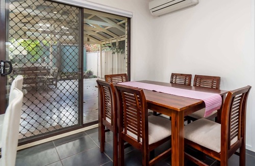 Cook House | Spacious and Restful Holiday Home with Backyard
