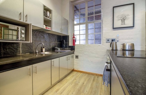 Cape Town City Centre Apartment | Spacious apartment with rooftop pool, walk to vibrant and trendy V&A Waterfront.