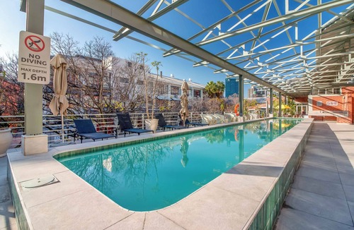 Cape Town City Centre Apartment | Spacious apartment with rooftop pool, walk to vibrant and trendy V&A Waterfront.
