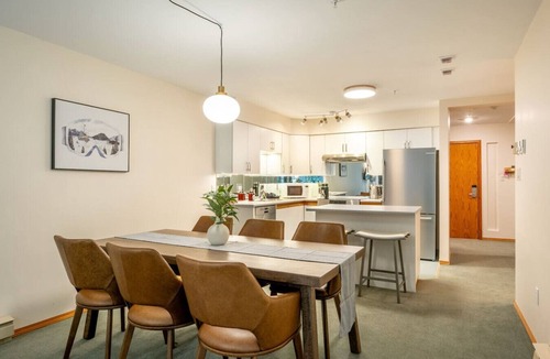 Blueberry Hill Condo | Spacious & Cozy 2BR: Sleeps 6! 5 Minutes Walk to Village & Access to Valley Trail