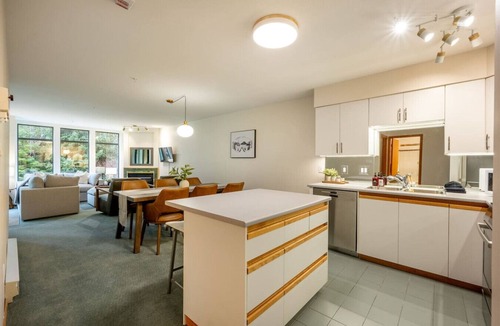 Blueberry Hill Condo | Spacious & Cozy 2BR: Sleeps 6! 5 Minutes Walk to Village & Access to Valley Trail