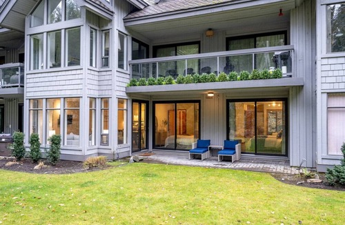 Blueberry Hill Condo | Spacious & Cozy 2BR: Sleeps 6! 5 Minutes Walk to Village & Access to Valley Trail