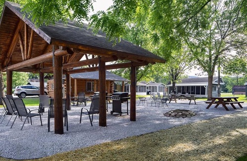 Buffalo City Cabin | Spacious Crane Cabin w/Porch & Fire Pit