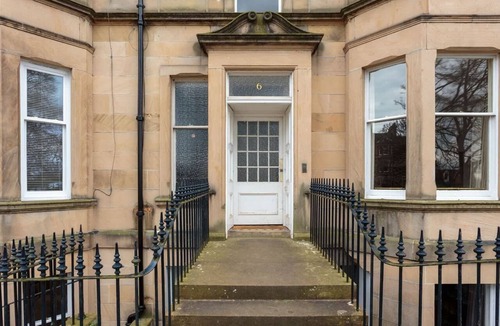 Comely Bank Apartment | Spacious drawing room apt, 10 mins to Princess st.
