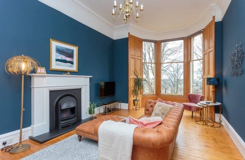 Comely Bank Apartment | Spacious drawing room apt, 10 mins to Princess st.