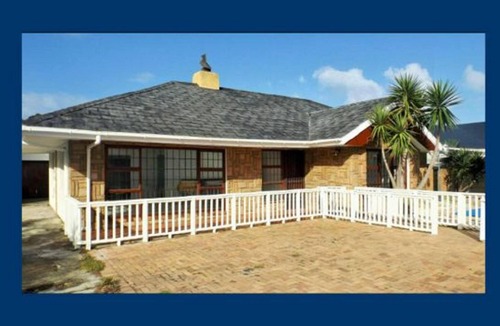 Hermanus House | Spacious home with Art gallery, Pool,indoor and 2 outdoor braai areas.