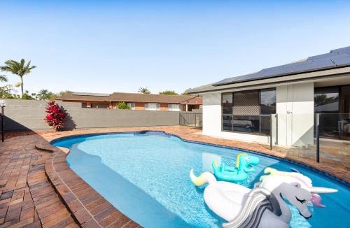 Broadbeach Waters House | Spacious house with Pool, River views, BBQ, Pontoon, Wifi - Mojo Stays