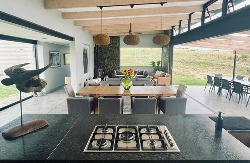 Johannesburg Other | Spacious modern farmhouse on 16 hectaresnn