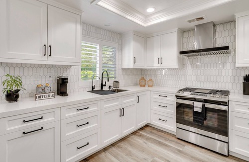 Corona House | Spacious Patio + Modern Interior: Corona Escape!