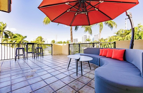 Tarpon River House | Spacious townhouse in downtown with rooftop terrace, heated pool, and king bed