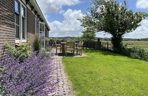 Schoorl Apartment | Spacious vacation home in farmhouse, only 2 km from beach in nature reserve.