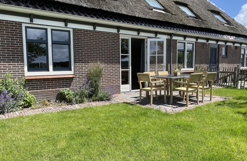 Schoorl Apartment | Spacious vacation home in farmhouse, only 2 km from beach in nature reserve.