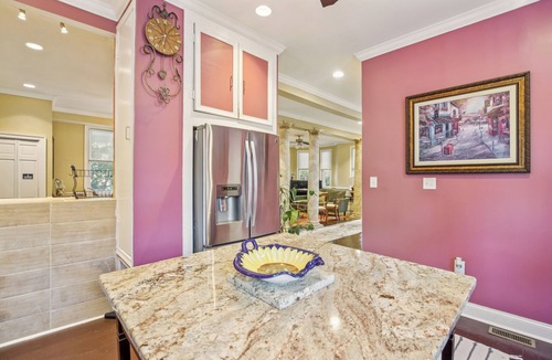 Irvington House | Spacious Victorian house in delightful Baltimore with porch & large yard