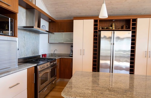 Camps Bay Villa | Spacious villa on the slopes of Table Mountain with a pool and sea views