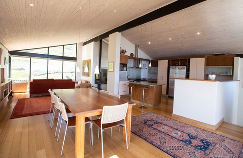 Camps Bay Villa | Spacious villa on the slopes of Table Mountain with a pool and sea views