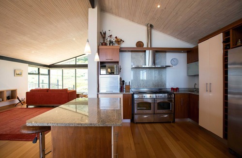 Camps Bay Villa | Spacious villa on the slopes of Table Mountain with a pool and sea views