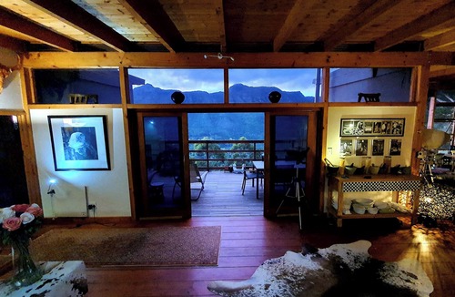 Constantia Cabin | Spectacular 2-bedroom cabin in da woods looking onto Table Mountain in Cape Town