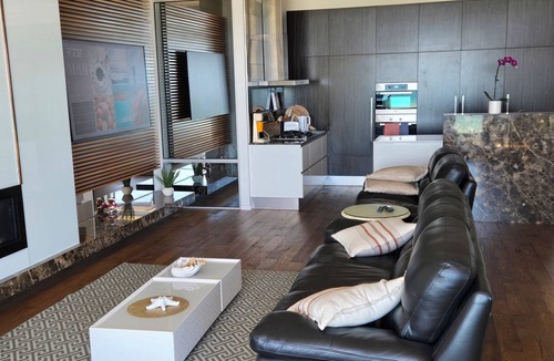 Henley Beach Apartment | Spectacular apartment, location and views in Adelaides premier seaside location
